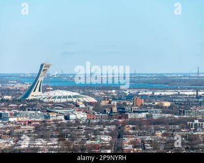 Statium olympique de Montréal vu de Belvédère Camilien-Houde lors d'une matinée d'hiver - vue paysage Banque D'Images