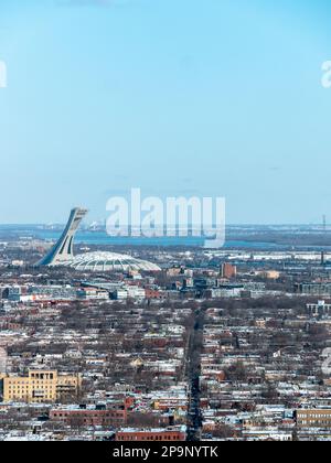 Statium olympique de Montréal vu de Belvédère Camilien-Houde le matin d'hiver - Portrait tourné Banque D'Images