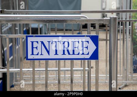 la flèche bleue indique l'entrée de l'affiche en français. le panneau blanc indique l'entrée Banque D'Images