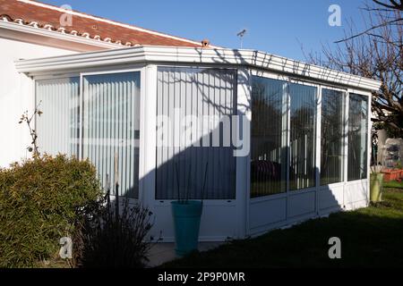 terrasse vitrée façade de la maison véranda extérieure véranda préfabriquée conservatoire Banque D'Images