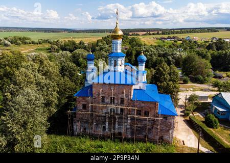 Vue aérienne de l'église du signe de la fin du 17th siècle dans le village de Trubino, district de Zhukovsky, région de Kaluzhskiy, Russie Banque D'Images