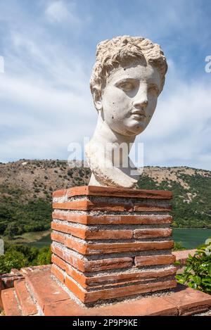 Buthrotum, Albanie - 16 septembre 2021 : déesse Butrint ou sculpture de la tête d'un homme dans le parc acaeologique de Butrint en Albanie. Banque D'Images