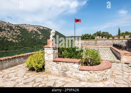 Buthrotum, Albanie - 16 septembre 2021 : drapeau albanais et forteresse de Butrint dans le parc national de Butrint, Albanie, site classé au patrimoine mondial de l'UNESCO. TH Banque D'Images