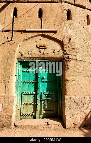 Portes traditionnelles dans le vieux village d'Al Hamra, Oman Banque D'Images