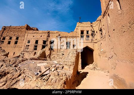 Chute des ruines de briques de boue du vieux village d'Al Hamra, Oman Banque D'Images