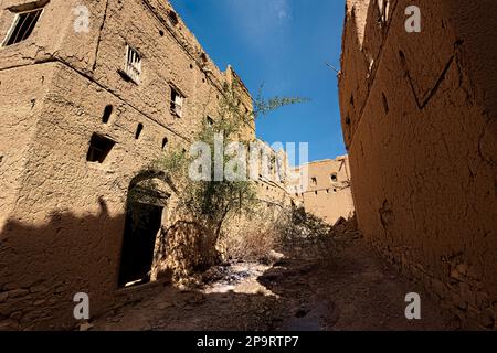 Chute des ruines de briques de boue du vieux village d'Al Hamra, Oman Banque D'Images