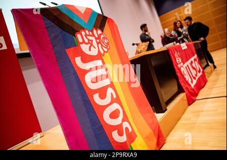 Berlin, Allemagne. 11th mars 2023. Les délégués se tiennent à la conférence des délégués d'Etat de Jusos Berlin. Lors de la conférence d'une journée, les juges veulent parler de la situation politique actuelle à Berlin et des négociations de coalition avec la CDU. Credit: Fabian Sommer/dpa/Alay Live News Banque D'Images