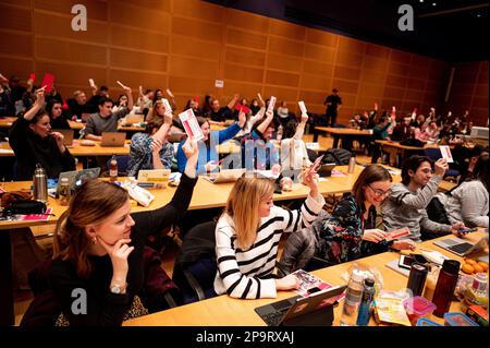 Berlin, Allemagne. 11th mars 2023. Les délégués votent à la conférence des délégués des Etats de la Jusos Berlin. Lors de la conférence d'une journée, les juges veulent discuter de la situation politique actuelle à Berlin et des négociations de coalition avec la CDU. Credit: Fabian Sommer/dpa/Alay Live News Banque D'Images