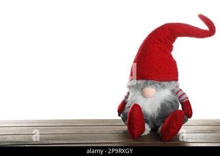 Drôle de gnome de Noël sur une table en bois sur fond blanc. Espace pour le texte Banque D'Images