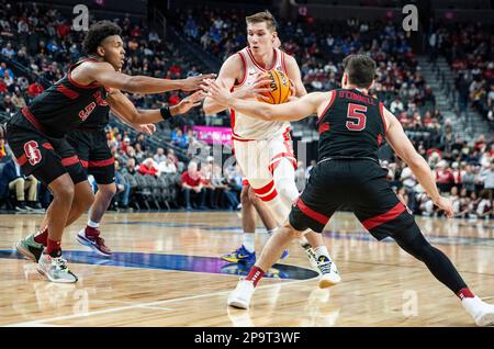 09 mars 2023 Las Vegas, Nevada, États-Unis Max Murrell (10), un avant de Stanford, va à la canopée lors des quarts de finale du tournoi de basketball masculin Pac 12 de la NCAA entre Arizona Wildcats et les Stanford Cardinals. L'Arizona a battu Stanford 95-84 à T Mobile Arena Las Vegas, Nevada. Thurman James/CSM Banque D'Images