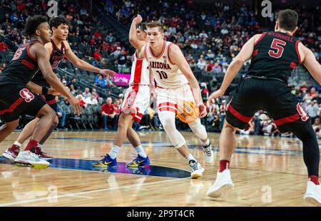 09 mars 2023 Las Vegas, Nevada, États-Unis Max Murrell (10), un avant de Stanford, va à la canopée lors des quarts de finale du tournoi de basketball masculin Pac 12 de la NCAA entre Arizona Wildcats et les Stanford Cardinals. L'Arizona a battu Stanford 95-84 à T Mobile Arena Las Vegas, Nevada. Thurman James/CSM Banque D'Images