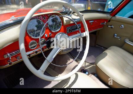 Photo de l'intérieur d'une voiture rouge cabriolet vintage Banque D'Images