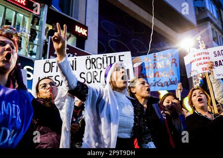 Izmir, Turquie. 08th mars 2023. Une femme kurde scanne des slogans tout en faisant un signe de victoire lors de la manifestation de la Journée internationale de la femme. Des milliers de femmes tiennent une parade de nuit féministe sur la rue des martyrs de Chypre à Alsancak, Izmir, à l'occasion de la Journée internationale de la femme, 8 mars. (Photo de Murat Kocabas/SOPA Images/Sipa USA) crédit: SIPA USA/Alay Live News Banque D'Images