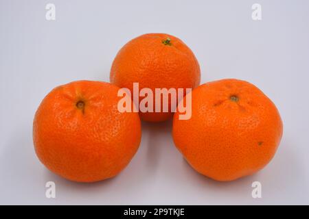 Fruits mûrs délicieux et sains, mandarines douces orange sur fond blanc. Banque D'Images