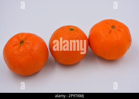 Fruits mûrs délicieux et sains, mandarines douces orange sur fond blanc. Banque D'Images