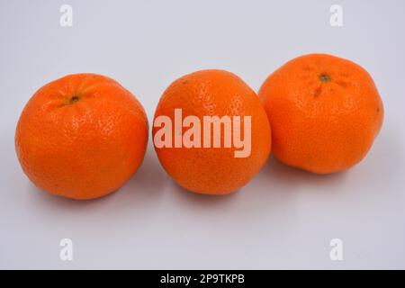 Fruits mûrs délicieux et sains, mandarines douces orange sur fond blanc. Banque D'Images