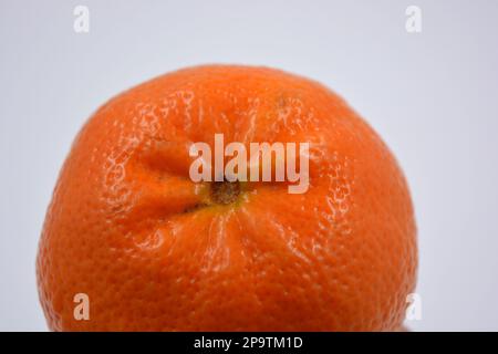 Fruits mûrs délicieux et sains, mandarines douces orange sur fond blanc. Banque D'Images