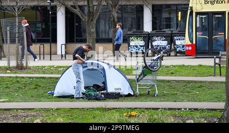 Homme vivant dans une tente à Valley Gardens , centre de Brighton , Angleterre Royaume-Uni Banque D'Images