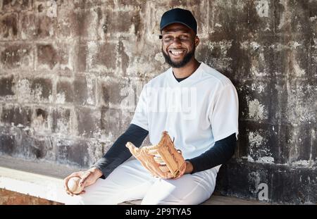 Black man, baseball ou prendre un portrait de gant sur le sport, le stade ou le banc d'arène pour le jeu, le match ou la compétition. Sourire, heureux ou athlète de softball avec Banque D'Images