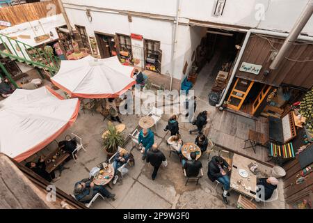 Ankara-Turquie, 25 février 2023: Personnes visitant les différents ateliers d'art ou assis dans les cafés à Ankara Kaleici, ancienne zone de peuplement à l'intérieur d'Anka Banque D'Images