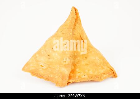 Gros plan de la samosa indienne isolée sur fond blanc Banque D'Images