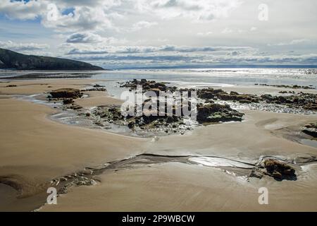 Vue sur la plage de Southherndown lors d'une journée de mars froide sur la côte du patrimoine de Glamourgan, au sud du pays de Galles du Royaume-Uni Banque D'Images