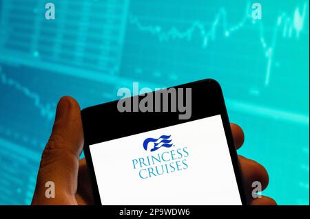 Chine. 15th févr. 2023. Dans cette illustration, le logo de la compagnie de croisières Princess Cruises est affiché sur un smartphone avec un graphique d'indice boursier économique en arrière-plan. (Credit image: © Budrul Chukrut/SOPA Images via ZUMA Press Wire) USAGE ÉDITORIAL SEULEMENT! Non destiné À un usage commercial ! Banque D'Images