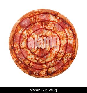 Délicieux pizza italienne classique Pepperoni avec saucisses, poulet et fromage mozzarella isolée sur fond blanc. Vue de dessus. Banque D'Images