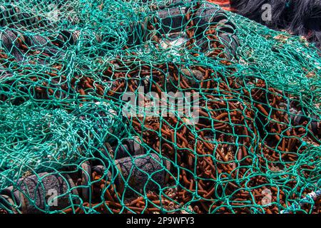 Séchage de filets de pêche industriels en piles Banque D'Images