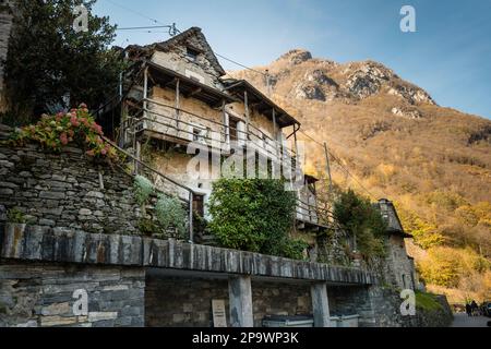Maison traditionnelle murée en pierre avec toit en pierre dans les montagnes de Val Verzasca Suisse, village de Corippo Banque D'Images