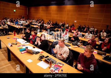 Berlin, Allemagne. 11th mars 2023. Les délégués applaudissent à la conférence des délégués des Etats de Jusos Berlin. Lors de la conférence d'une journée, les juges veulent discuter de la situation politique actuelle à Berlin et des négociations de coalition avec la CDU. Credit: Fabian Sommer/dpa/Alay Live News Banque D'Images