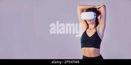 VR, fitness et femme s'étirant bras dans le studio métaverse isolé sur fond violet maquette. 3d exercice, réalité virtuelle ou échauffement féminin, entraînement Banque D'Images