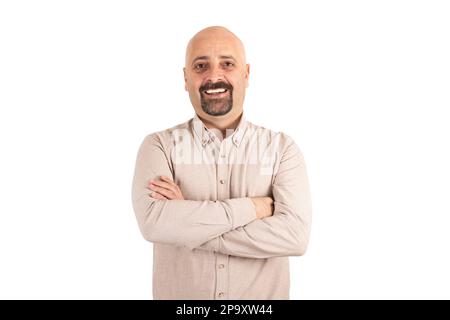Souriant, bel homme positif. Homme millénaire caucasien en robe décontractée posant un fond blanc isolé. Gai bon look masculin, bras croisés. Banque D'Images