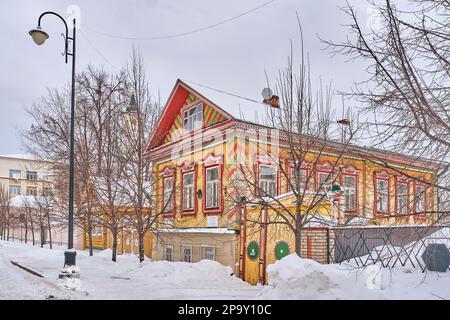 Isanbayev Maison du 19th siècle sur la rue Nasyri, Staro-Tatarskaya Sloboda, Kazan, Russie. Les murs et les coins sont doublés de chevrons. Fenêtres a Banque D'Images