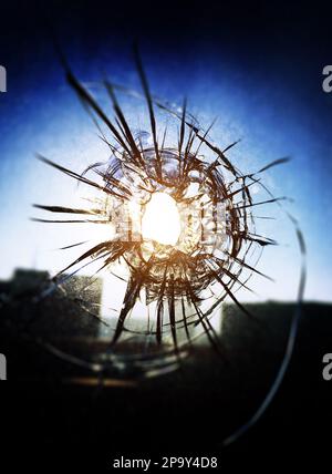 Vignetage photo de trou de balle dans le gros plan de verre Banque D'Images