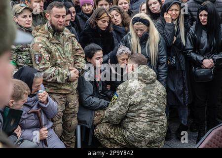 Kiev, Ukraine. 10th mars 2023. Les camarades d'armes remercient la famille et les amis de leur camarade déchu. Cérémonie de commémoration de l'officier ukrainien et héros légendaire de l'Ukraine Dmytro Kotsiubaylo, nommé « Da Vinci », sur la place de l'indépendance à Kiev, Ukraine, vendredi, 10 mars 2023. Kotsiubaylo a été tué dans une bataille près de Bakhmut dans la région de Donetsk, il y a trois jours. Des milliers de personnes sont venues à payer leurs derniers respects à Da Vinci. En particulier, le président Vladimir Zelenski est arrivé à rendre ses derniers respects au héros. Crédit : SOPA Images Limited/Alamy Live News Banque D'Images