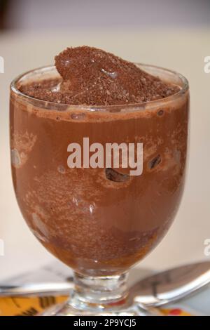 Granita traditionnelle sicilienne au chocolat noir servie dans un verre Banque D'Images