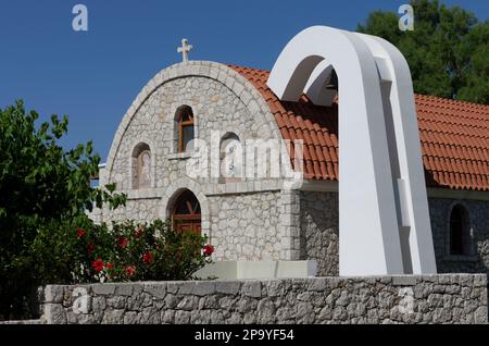 Kolymbia, Rhodes, Grèce - 25 mai 2019: Eglise orthodoxe en pierre avec des icônes sur la façade et le système de ventilation Banque D'Images