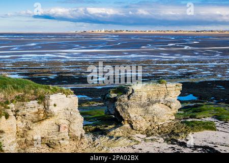 Vue sur Hoylake depuis l'île Little Hilbre dans l'estuaire de Dee à marée basse. West Kirby, Wirral Peninsula, Merseyside, Angleterre, Royaume-Uni, Grande-Bretagne Banque D'Images