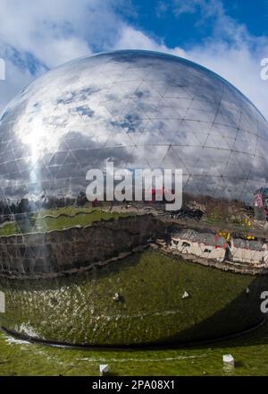 Paris, France - 03 10 2023 : la Géode est un bâtiment de type dôme situé dans le Parc de la Villette, dans le 19th arrondissement de Paris. Actuellement non Banque D'Images