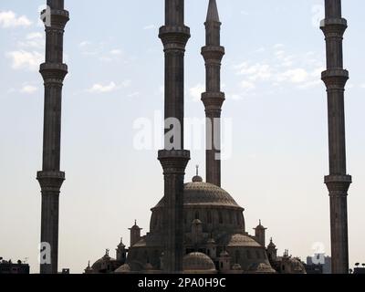 Une grande mosquée avec de multiples minarets et dômes de différentes tailles et hauteurs en béton et en acier à la lumière du jour, foyer sélectif d'un grand IS Banque D'Images