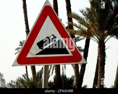 Un panneau de signalisation danger pente raide devant vous, un camion sur une pente montante, attention pour les conducteurs de véhicule de prendre garde à une pente raide devant vous sur le Banque D'Images