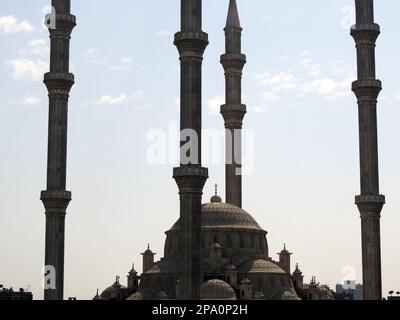 Une grande mosquée avec de multiples minarets et dômes de différentes tailles et hauteurs en béton et en acier à la lumière du jour, foyer sélectif d'un grand IS Banque D'Images