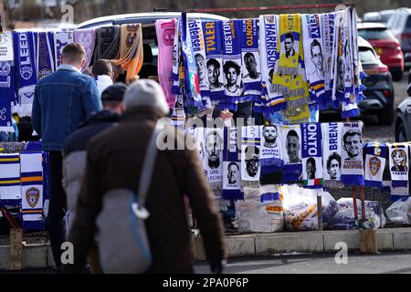 Marchandise vendue à l'extérieur du stade avant le match de la Premier League à Elland Road, Leeds. Date de la photo: Samedi 11 mars 2023. Banque D'Images