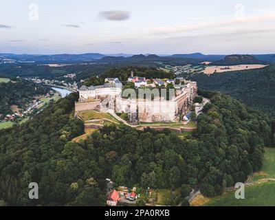 DRESDE, ALLEMAGNE. 30 juillet 2020. La forteresse de Königstein est une forteresse au sommet d'une colline près de Dresde, en Suisse saxonne, en Allemagne, au-dessus de la ville de Königstein o Banque D'Images