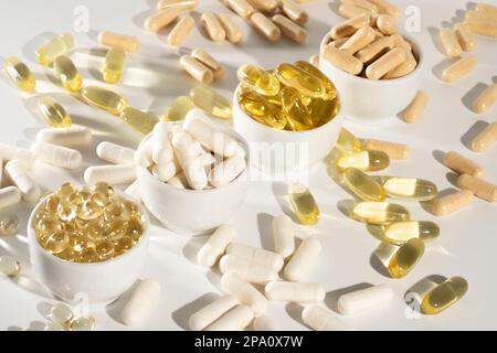 Vitamine D, omega 3, omega 6, huile de complément alimentaire huile de poisson remplie, vitamine A, vitamine E, huile de lin. Banque D'Images