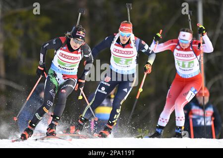ÖSTERSUND 20230311 de gauche, Dorothea Wierer, Italie, Hanna Kebinger, Allemagne, Et Nadia Moser, Canada, sur la deuxième jambe du relais de 4 x 6 km pour femmes Banque D'Images