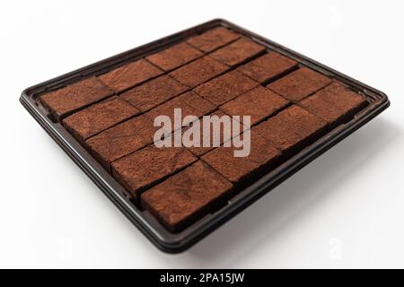 Chocolat pavé sur fond blanc Banque D'Images