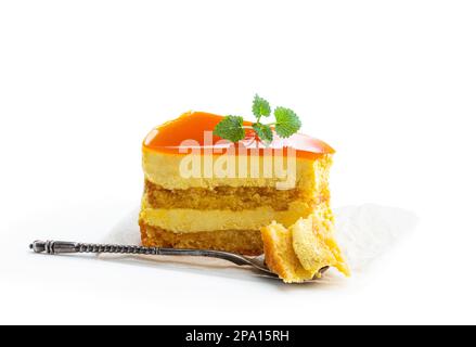 Tranche de cheesecake à la mangue superposé isolée sur blanc Banque D'Images