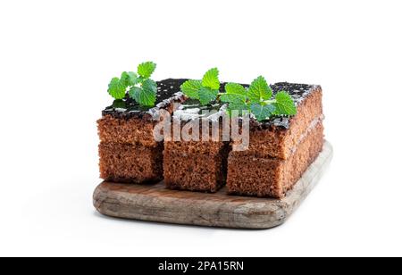 Tranches de gâteau au chocolat isolées sur blanc Banque D'Images